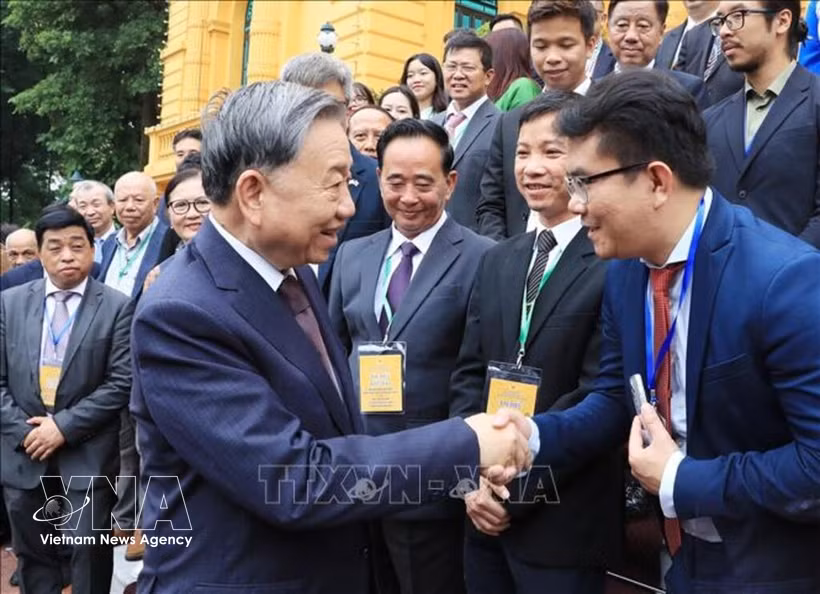 General Secretary of the Communist Party of Vietnam Central Committee and President To Lam meets with prominent overseas Vietnamese delegates attending the 4th World Conference on Overseas Vietnamese and the Forum of Overseas Vietnamese Experts and Intellectuals. (Photo: VNA)