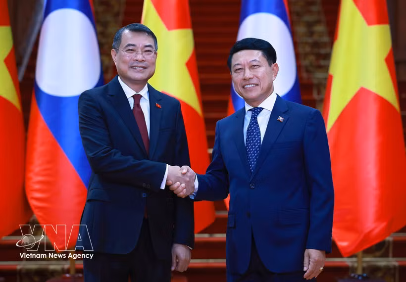 Prime Minister Le Minh Hung (left) holds talks with his Lao Prime Minister Saleumxay Kommasith in Vientiane on October 8. (Photo: VNA)