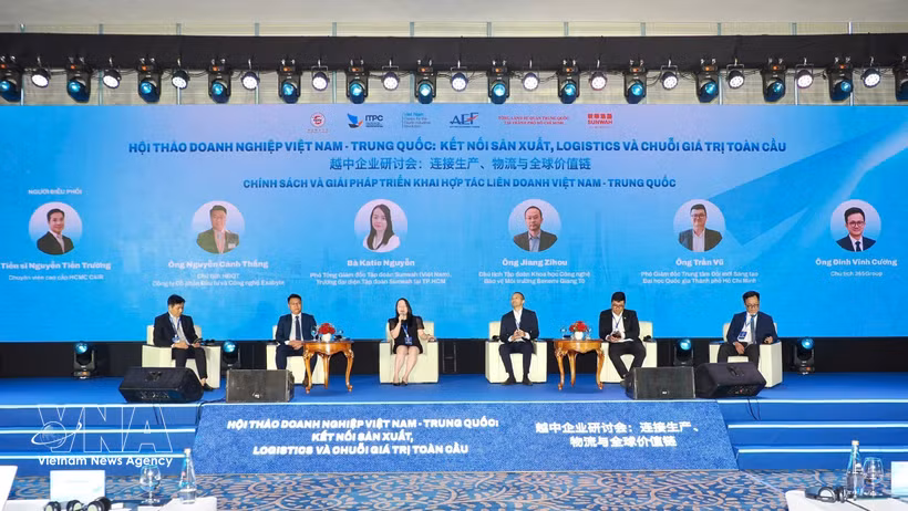 Delegates discuss potential Vietnam-China cooperation in supply chains at the seminar. (Photo: VNA)