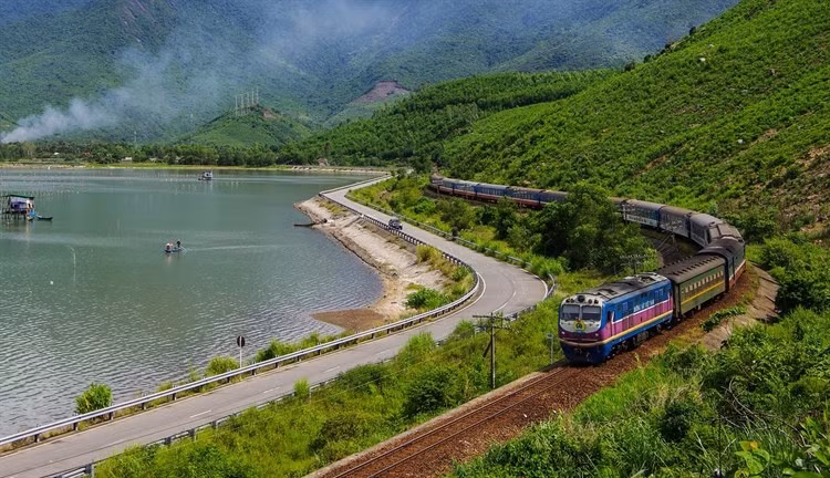 The Hue-Da Nang heritage train passes through Lap An Lagoon. (Photo: Vietnam Railways Corporation)
