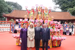 Vietnamese Party chief, spouse accompany French President, spouse to Temple of Literature
