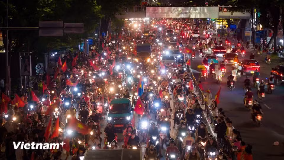 Roads from the outskirts to the downtown turn into a festival of sound and light, keeping millions of passionate football fans up through the night. (Photo: VietnamPlus)