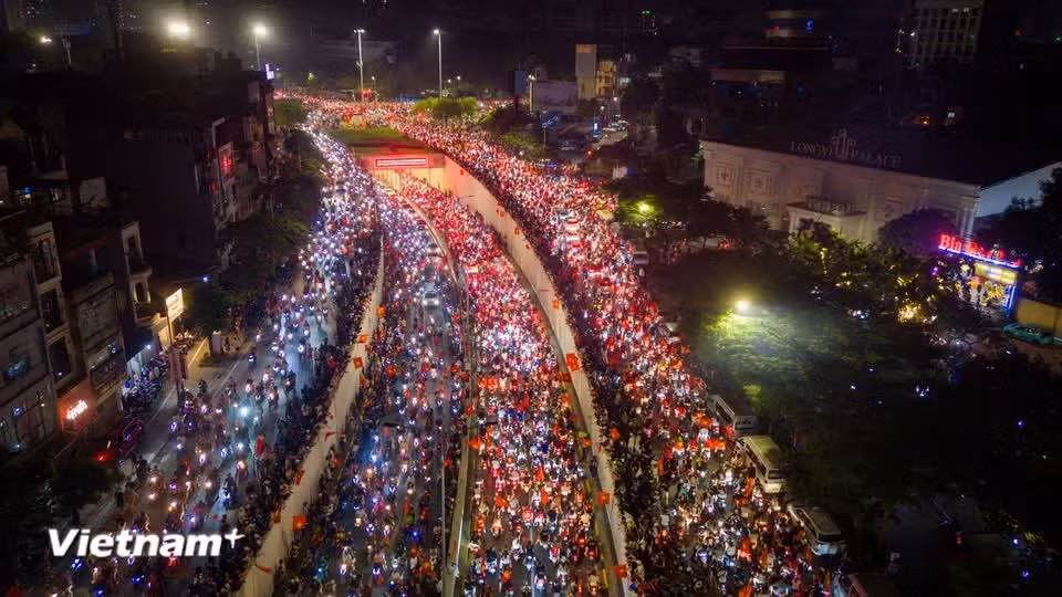 The courage and determination of the “golden star warriors” on the pitch are repaid with their supporters’ purest and most passionate love. (Photo: VietnamPlus)