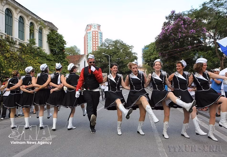Performers from Belgium present a lively majorette dance at the "A Touch of Belgium" programme on Hanoi's Hoan Kiem Lake pedestrian streets. (Photo: VNA)