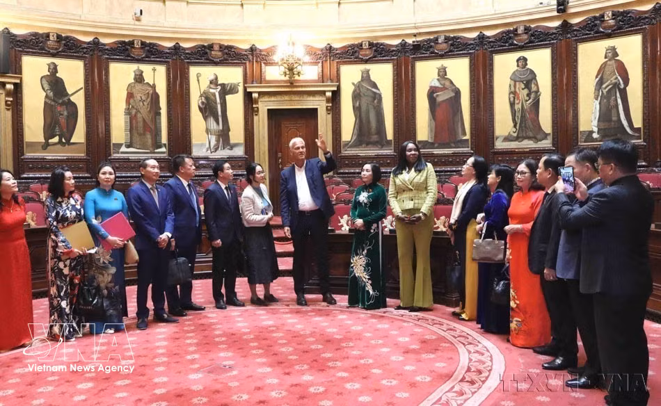 National Assembly Vice President Nguyen Thi Thanh and a Vietnamese parliamentary delegation visit the Belgian Senate headquarters, September 17, 2025. (Photo: VNA)