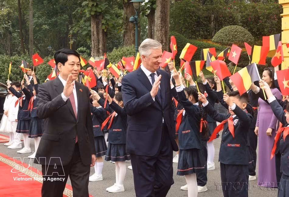 State President Luong Cuong and his spouse host an official welcome ceremony for King Philippe and Queen Mathilde of Belgium during their state visit to Vietnam in Hanoi, April 1, 2025. (Photo: VNA)