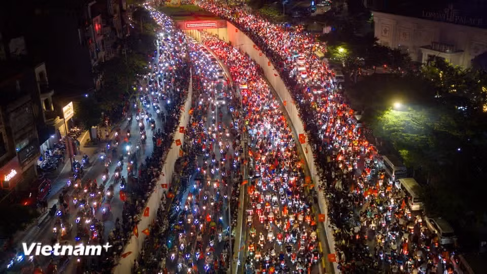 United in pride, the crowds roar in unison: “Vietnam are champions!” (Photo: VietnamPlus)