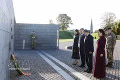 General Secretary of the Communist Party of Vietnam Central Committee and President To Lam (second, right) and his spouse Ngo Phuong Ly, together with King Frederik X (second, left) and Queen Mary of Denmark, lay a wreath at the Monument for Denmark's International Effort Since 1948 (Danish Heroes' Memorial) in the Kastellet fortress in Copenhagen on October 19 morning (local time). (Photo: VNA)