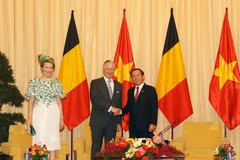 Secretary of the Ho Chi Minh City Party Committee Nguyen Van Nen (R) receives King Philippe and Queen Mathilde of Belgium. (Photo: VNA)
