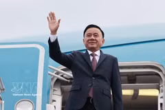 Member of the Political Bureau and Permanent Member of the Secretariat of the Communist Party of Vietnam (CPV) Central Committee Tran Cam Tu leaves Hanoi on August 24 morning for a two-day official visit to Singapore where he will co-chair the first Vietnam-Singapore Strategic Dialogue between the CPV and People’s Action Party (PAP) of Singapore. (Photo: VNA)