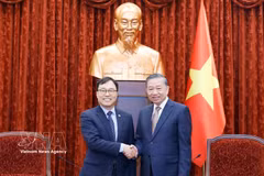 General Secretary of the Communist Party of Vietnam Central Committee and State President To Lam (right) and outgoing Korean Ambassador to Vietnam Choi Young-sam. (Photo: VNA)