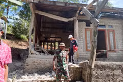 A house is damaged after the earthquake in Flores, Indonesia, on August 15. (Photo: Xinhua/VNA)