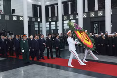 The delegation of the Central Committee of the Communist Party of Vietnam, led by General Secretary To Lam, pays tribute to former State President Tran Duc Luong. (Photo: VNA) 