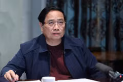 Prime Minister Pham Minh Chinh chairs an urgent online meeting from South Africa on flood response in the central region. (Photo: VNA)
