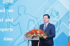 Vietnamese Deputy Prime Minister Mai Van Chinh speaks at the meeting. (Photo: VNA)