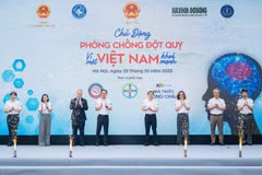 Prof. Dr. Tran Van Thuan, Deputy Minister of Health; Nguyen Tuong Lam, Secretary of the Central Committee of the Ho Chi Minh Communist Youth Union; Dr. Le Thai Ha, Deputy Director of the Administration of Disease Prevention; Pharmacist Nguyen Huu Tu, Vice President cum Secretary General of the VYPA; and representatives from healthcare organisations, Bayer and Long Chau attend the event. (Photo: Minh Minh)