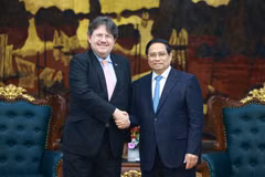 Prime Minister Pham Minh Chinh (R) welcomes Austrian Ambassador to Vietnam Philipp Agathonos in Hanoi on March 26 evening. (Photo: VNA)