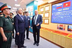 Chairman of the State Duma of the Federal Assembly of the Russian Federation Vyacheslav Volodin (centre) visits the Vietnam-Russia Tropical Centre. (Photo: VNA)