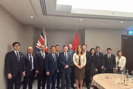 Deputy Minister Nguyen Hoang Long, Minister of State Douglas Alexander, and representatives from ministries and the embassies of both countries pose for a group photo at the 14th JETCO meeting. (Photo: VNA)
