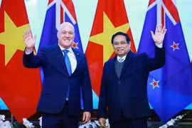 PM Pham Minh Chinh and New Zealand PM Christopher Luxon pose for a photo before their talks. (Photo: VNA)