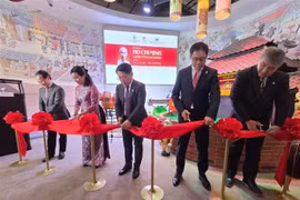 Delegates cut the ribbon to open the exhibition “President Ho Chi Minh – A Symbol of Peace and Friendship.” (Photo: VNA)