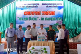 Vice Secretary of the Ho Chi Minh City Party Committee Nguyen Phuoc Loc and representatives of local agencies support the “Zero-Dong Meal” programme. (Photo: VNA)