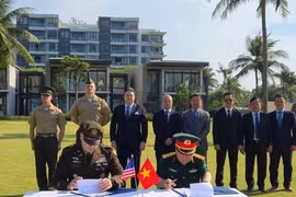 The signing ceremony for the handover of the remains. (Photo: VNA)