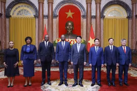 State President Luong Cuong (fifth from left), Angolan Ambassador to Vietnam Fernando Miguel (fourth from left) and other officials at the reception on April 24. (Photo: VNA)