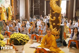 Vietnamese Buddhists and expatriates at Phat Tich Pagoda in Vientiane (Photo: VNA)