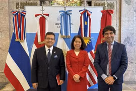 Vietnamese Ambassador Ngo Minh Nguyet (centre), Indonesian Ambassador Sulaiman Syarif, and President of the Mercosur–ASEAN Chamber of Commerce (MACC) Rodolfo Caffaro at the seminar. (Photo: VNA)