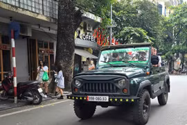 A modified UAZ vehicle is used to transport tourists on various city streets, posing safety risks. (Photo baochinhphu.vn)