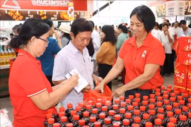 Local residents receive essential goods at the 2025 Humanitarian Market for the Poor in Tien Giang province. (Photo: VNA)