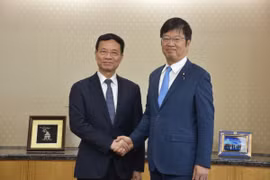 State Minister for Internal Affairs and Communications of Japan, Adachi Masashi, welcomes Minister Nguyen Manh Hung (left) and the Vietnamese delegation on their visit to Japan. (Photo: VNA)