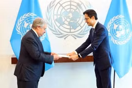 Ambassador Do Hung Viet (R) presents his credentials to United Nations Secretary-General Antonio Guterres at the UN Headquarters in New York on June 20. (Photo: VNA)