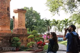 Russian tourists at Ponagar Tower relic site, Khanh Hoa. (Photo: VNA)