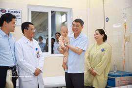 Prime Minister presents gifts to child patients at K hospital