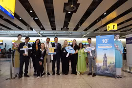 Representatives from the Vietnamese Embassy in the UK, LHR leaders, airline partners, and passengers at the anniversary event (Photo: VNA)
