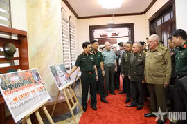 General Phan Van Giang presents foreign defence and military leaders with a photo exhibition showcasing activities commemorating the 80th anniversary of the August Revolution and National Day on September 2. (Photo: qdnd)