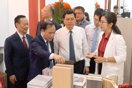 Visitors at the exhibition (Photo: VNA)