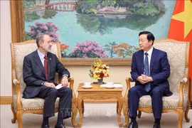 Deputy Prime Minister Tran Hong Ha (right) hosts Italian Ambassador to Vietnam Marco Della Seta on October 15. (Photo: VNA)