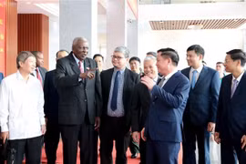 President of the National Assembly of People’s Power and President of the Council of the State of Cuba Esteban Lazo Hernández and a high-ranking Cuban delegation pay a working visit to the northern province of Hung Yen on October 4. (Photo: VNA)