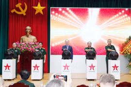 Maj. Gen. Bo, Ambassador Bezdetko, and other delegates jointly activated the online edition at ru.qdnd.vn (Photo: VNA)