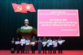 Individuals and units are honoured for their outstanding contributions to the province's housing programme. (Photo: VNA)