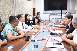 At the working session between VTV journalists and the Cuban Institute of Information and Social Communication. (Photo: VNA)