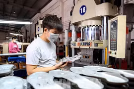 Production of footwear materials at an FDI company (Photo: VNA)