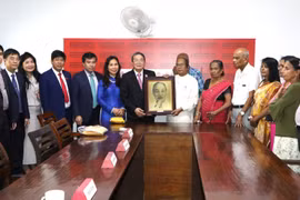 Vice Chairman of the National Assembly Nguyen Duc Hai presents a portrait of President Ho Chi Minh to the Communist Party of Sri Lanka. (Photo: VNA) 