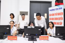 Leaders of Yen Hoa ward in Hanoi inspect the IT system on the first day of piloting the two-tier local administration model. (Photo: VNA)