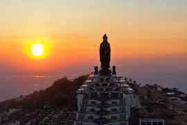 Crowds flock to Ba Den Mountain in Tay Ninh ahead of Lunar New Year