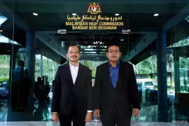 Malaysian High Commissioner to Brunei Datuk Mohd Aini Atan welcoming Communications Ministry Secretary-General Datuk Mohamad Fauzi Md Isa (left) to the High Commission on May 5 (Photo: the Edge)