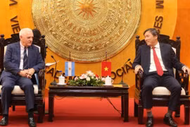 Argentine Ambassador to Vietnam Marcos Antonio Bednarski (L) and Professor Dr Le Van Loi, President of the Vietnam Academy of Social Sciences, at the meeting on October 22. (Photo: VNA)